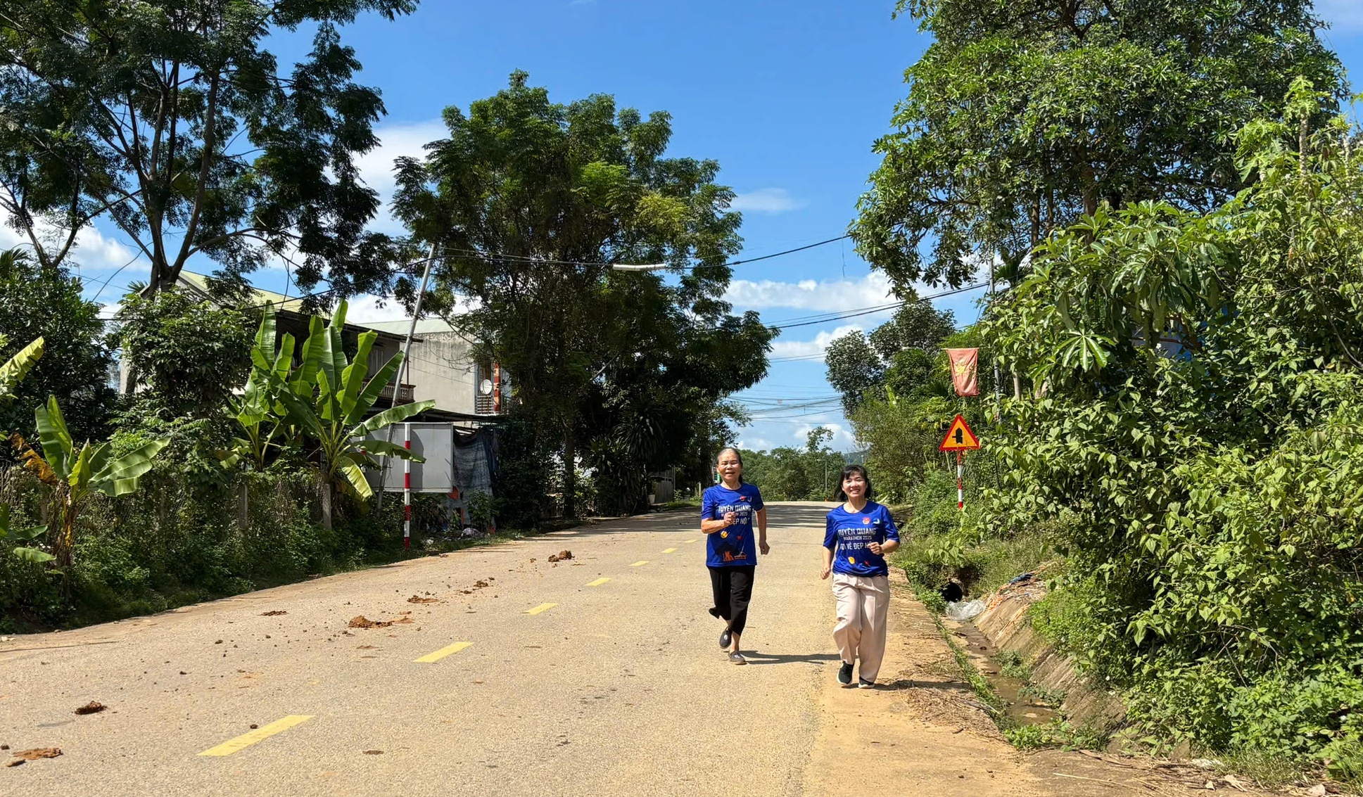 VĐV đặc biệt chinh phục đường đua marathon, nghị lực phi thường ở tuổi 73- Ảnh 2.