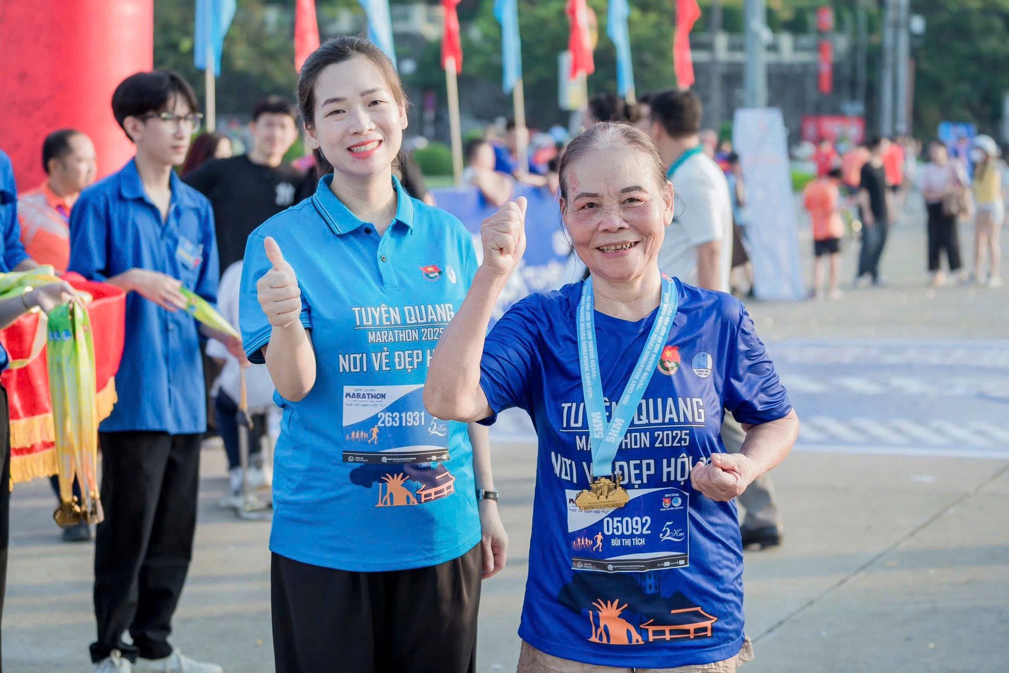 VĐV đặc biệt chinh phục đường đua marathon, nghị lực phi thường ở tuổi 73- Ảnh 1.