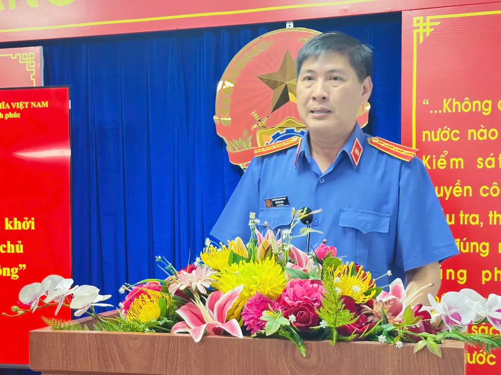 Ông Hồ Văn Hòa, Viện trưởng VKSND Khu vực 3 - TP.HCM, phát biểu khai mạc hội nghị. vksnd-khu-vuc-3-tp-hcm-trien-khai-nghi-quyet-205-2025-qh15-chu-dong-bao-ve-nguoi-yeu-the-va-loi-ich-cong.jpg