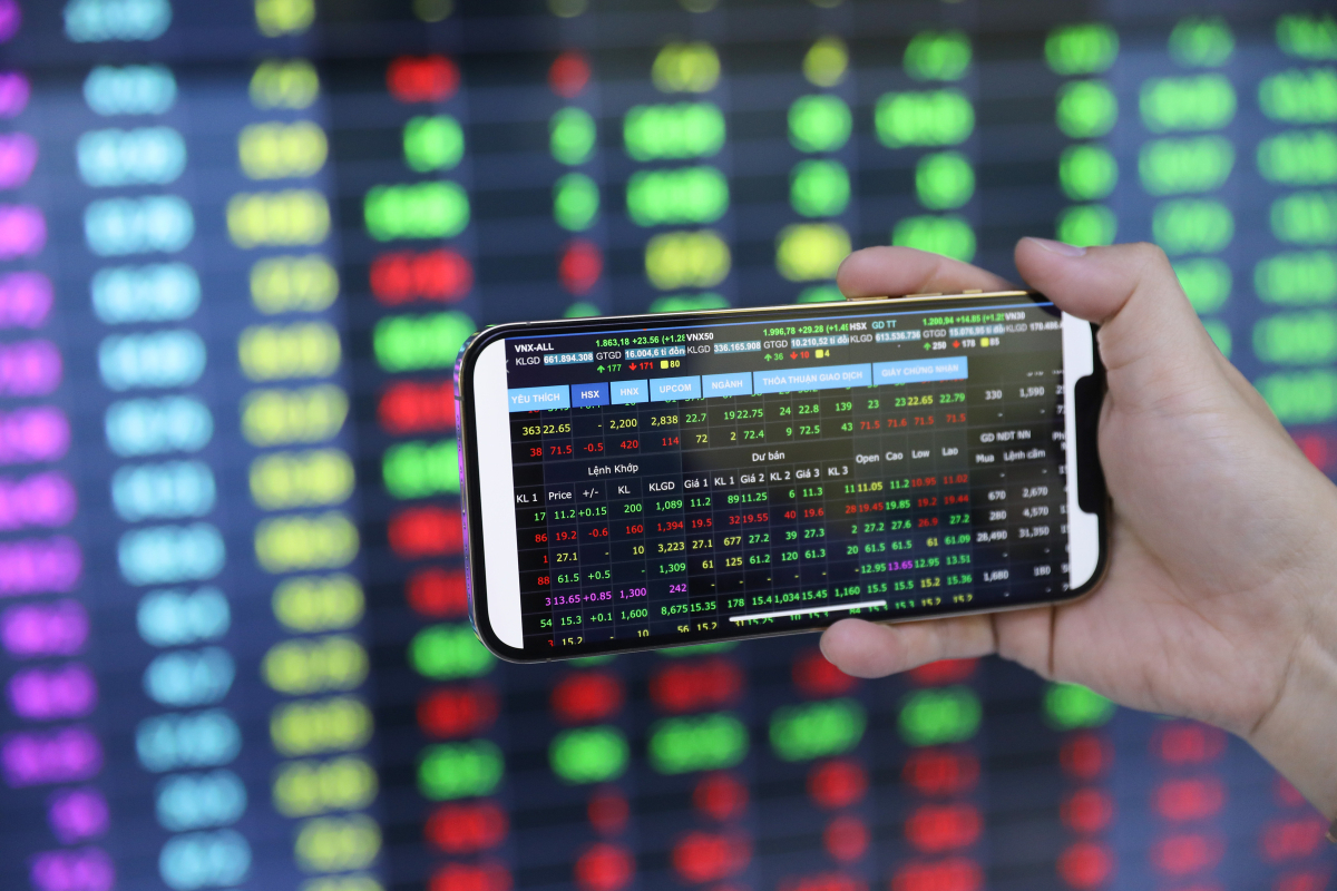 VN Index dao chieu tang vot