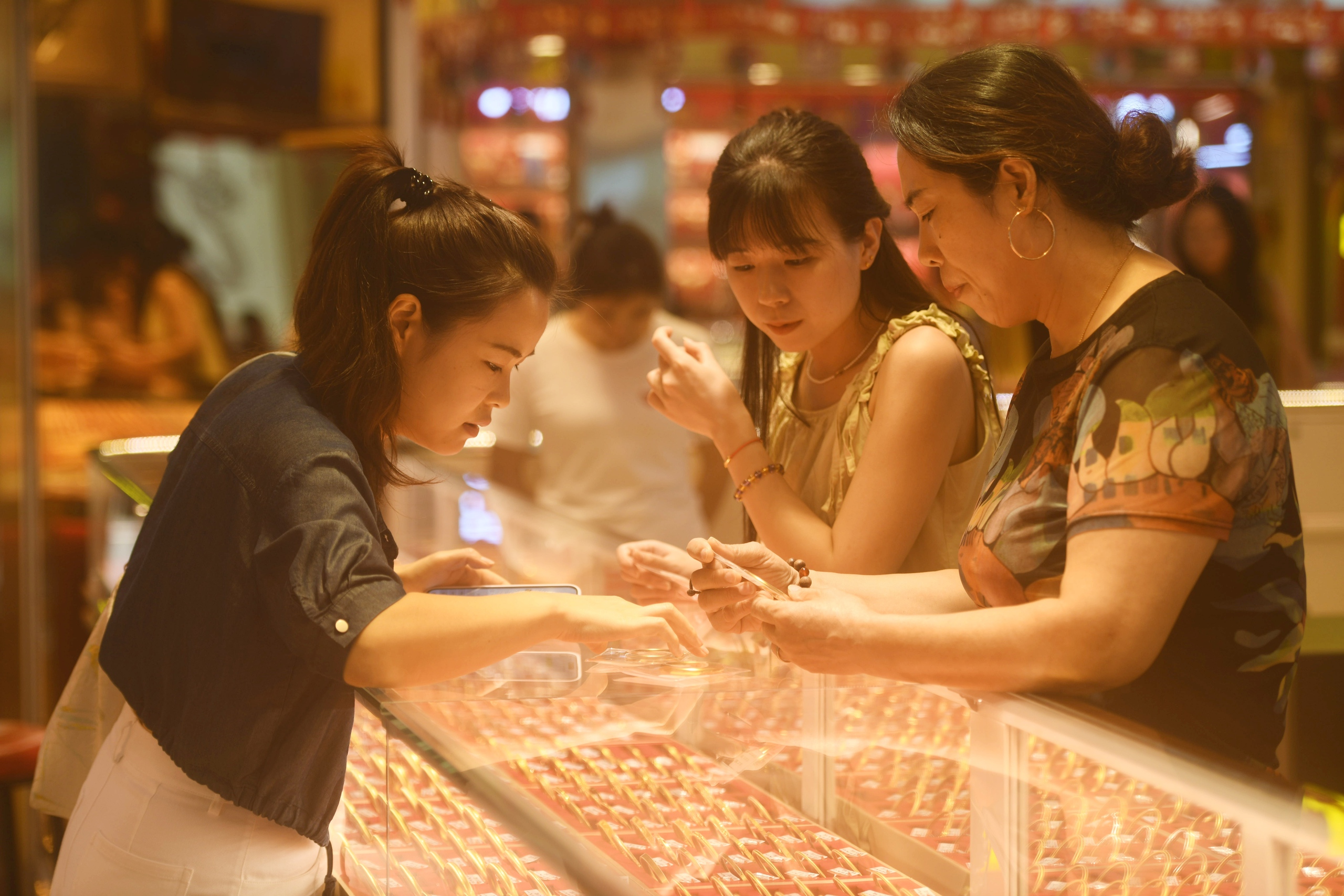 Vàng chịu nhiều sức ép tăng giá - Ảnh 1.