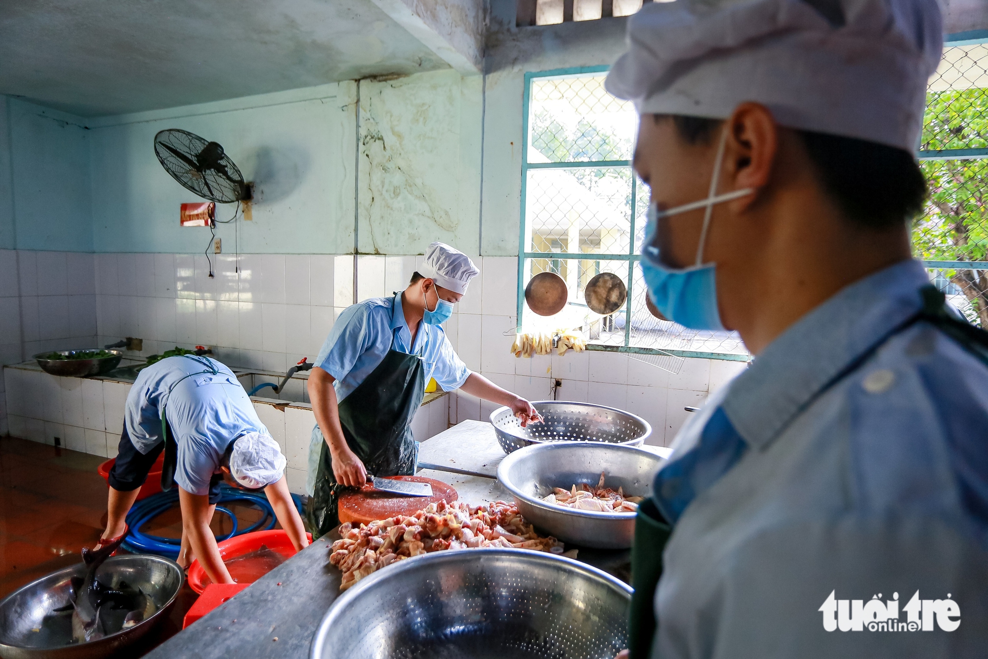 Vào bếp xem bữa ăn ‘5 sao’ của chiến sĩ tập diễu binh, diễu hành - Ảnh 1.