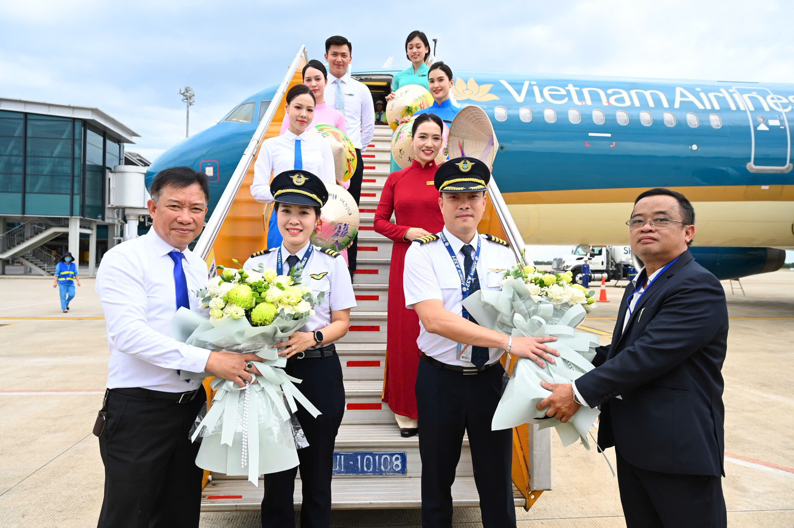 Vị khách đặc biệt thứ 350 triệu của Vietnam Airlines nhận quà 