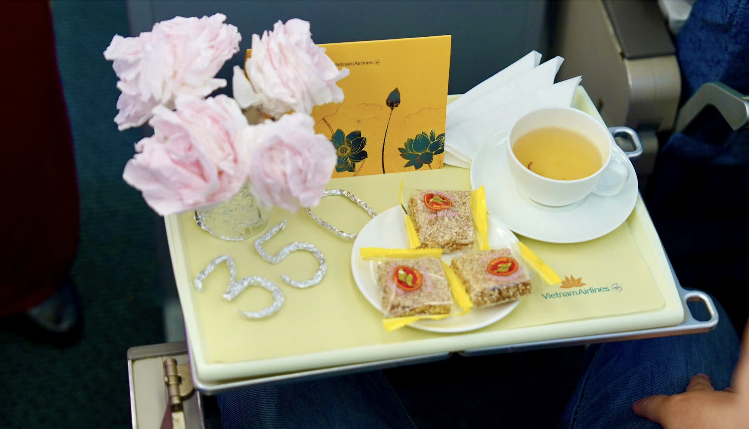 Vị khách đặc biệt thứ 350 triệu của Vietnam Airlines nhận quà 