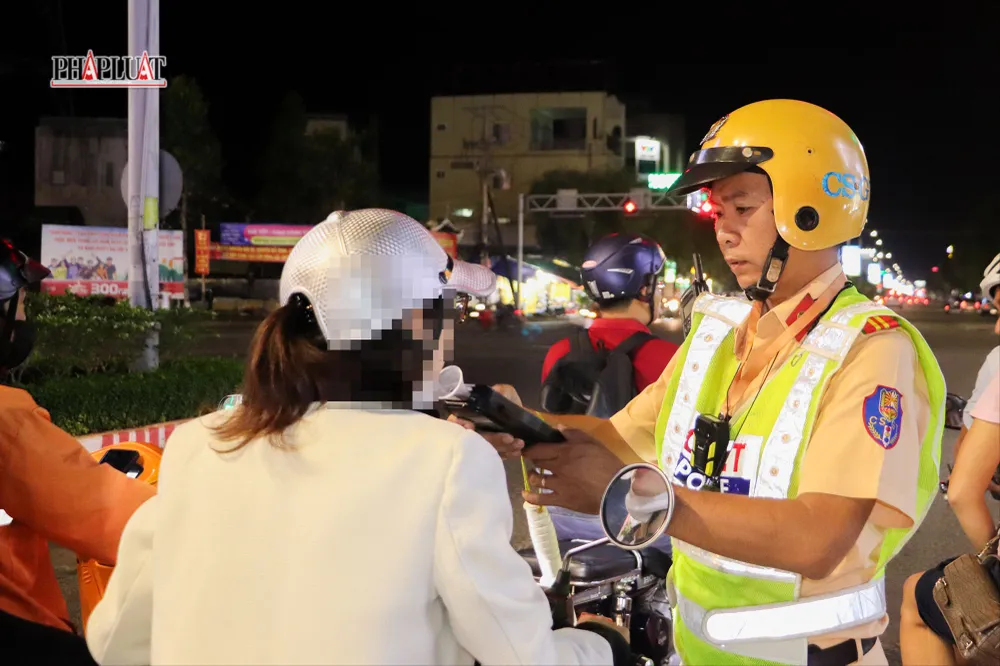 Cùng với cả nước, lực lượng CSGT Công an TP Cần Thơ đã ra quân tuần tra kiểm soát và xử lý chuyên đề vi phạm nồng độ cồn trên các tuyến giao thông. Ảnh: CHÂU ANH csgt-cong-an-tp-can-tho-nong-do-con-39.jpg