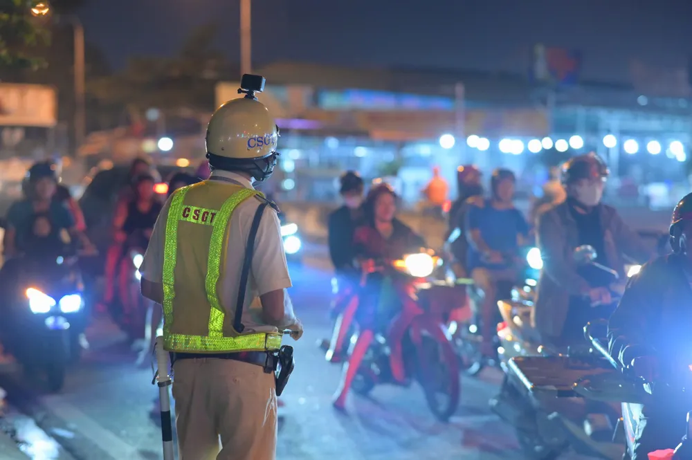 Tổ công tác thuộc Đội CSGT Rạch Chiếc, Phòng Cảnh sát giao thông (PC08), Công an TP.HCM tuần tra xử lý vi phạm về chuyên đề nồng độ cồn. Ảnh: PHẠM HẢI Vi phạm nồng độ cồn vượt mức kịch khung, tài xế nói ‘chấp nhận bỏ xe’