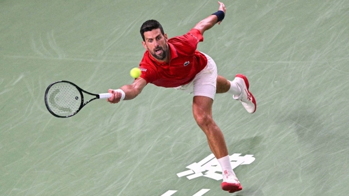 Djokovic cứu bóng ở trận gặp Bergs, trên sân Trung tâm ở tổ hợp Qizhong Forest, Thượng Hải, Trung Quốc hôm 9/10. Ảnh: Reuters