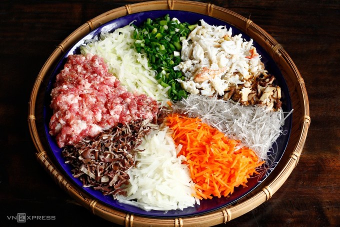 Nhân rau củ nên để khô ráo mới trộn thịt gói. Ảnh: Bùi Thủy