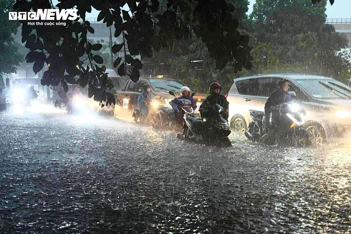 Vì sao mưa bão cực lớn, dị thường liên tiếp trút xuống gây ngập lụt lịch sử?- Ảnh 1.