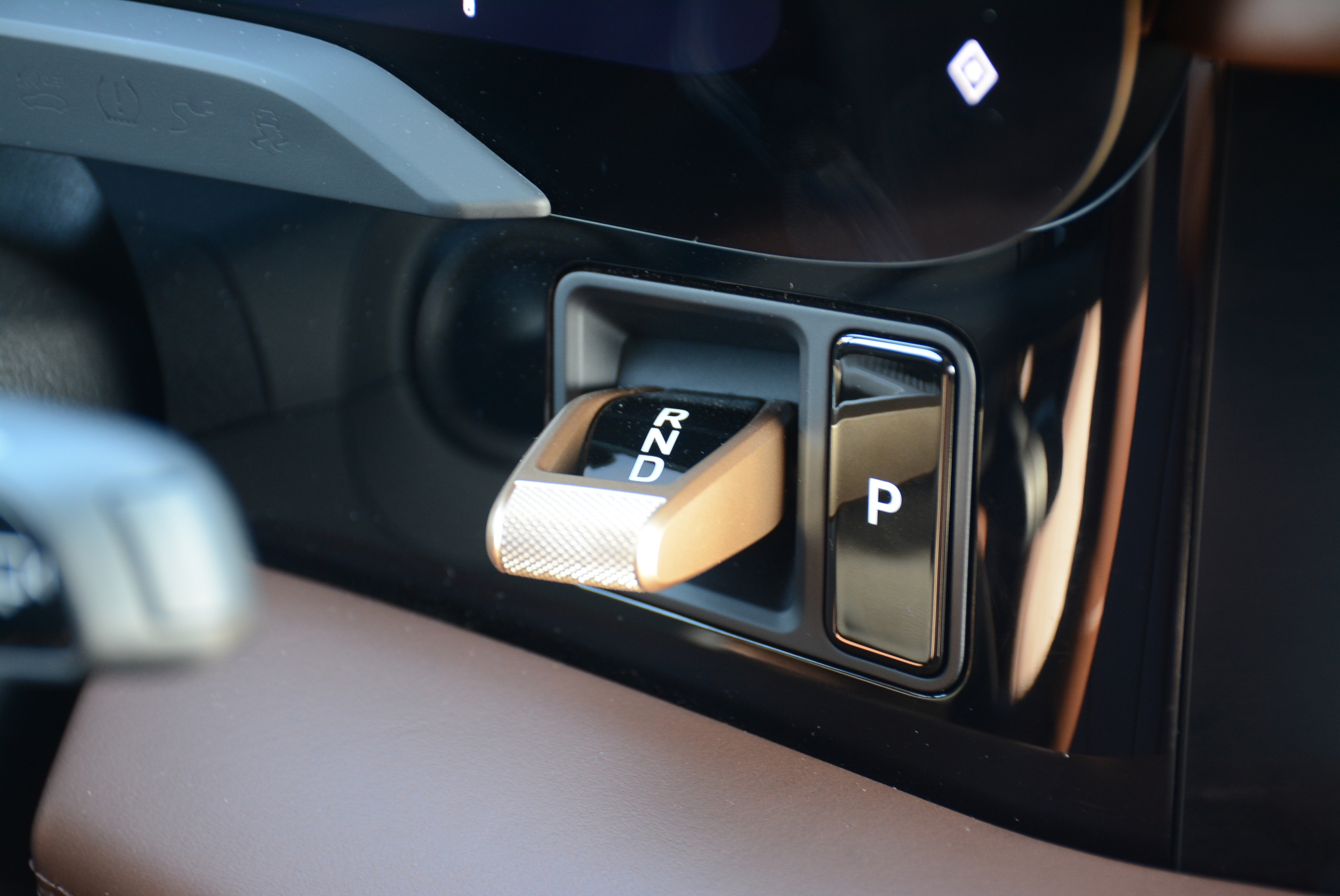 Vì sao ô tô số tự động dễ hỏng hơn số sàn khi qua vùng ngập nước? - Ảnh 1.