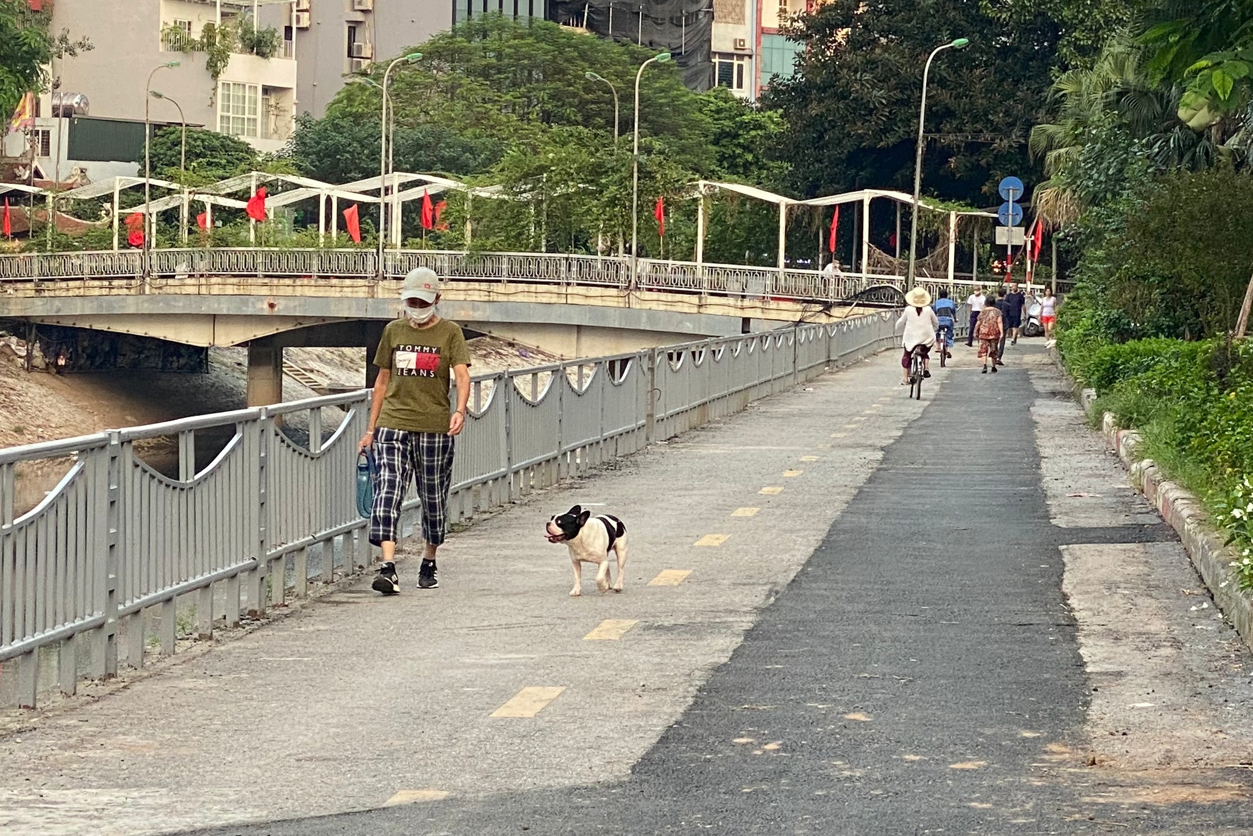 Tuyến đường xe đạp đầu tiên ở Hà Nội: Vì sao vắng bóng người?- Ảnh 1.