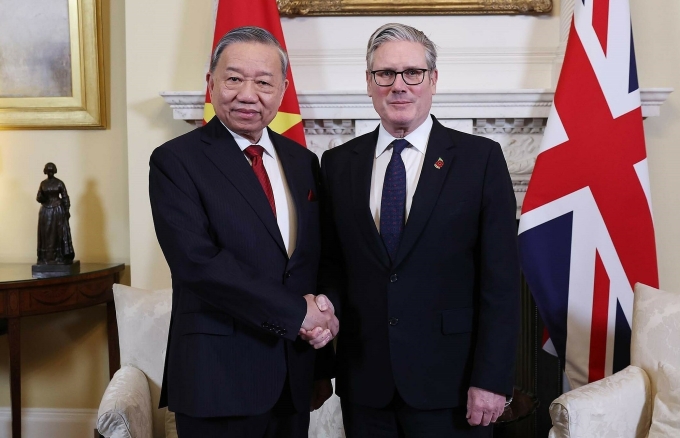 Tổng Bí thư Tô Lâm bắt tay Thủ tướng Anh Keir Starmer. Ảnh: TTXVN