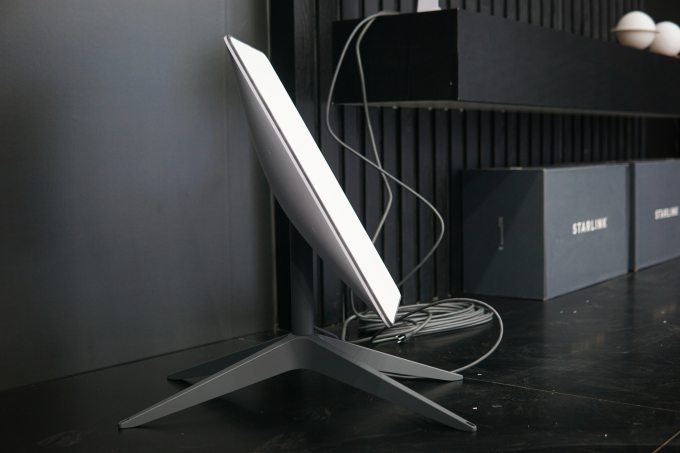 Thiết bị Internet vệ tinh Starlink của SpaceX trong lần thử nghiệm tại Khu Công nghệ cao Hòa Lạc, Hà Nội, tháng 10/2023. Ảnh: Lưu Quý