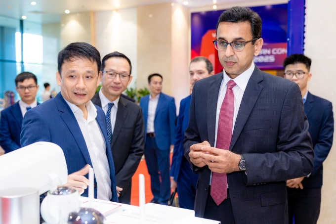 Ông Nguyễn Minh Quang, Tổng Giám đốc Viettel High Tech cùng Đại diện Qualcomm tại sự kiện. Ảnh: Lê Mai