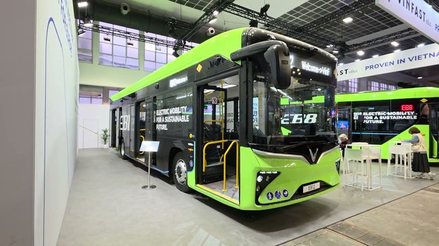 VinFast ra mắt xe dài 12 mét, nặng hơn 9 tấn, chở được 90 người- Ảnh 1.