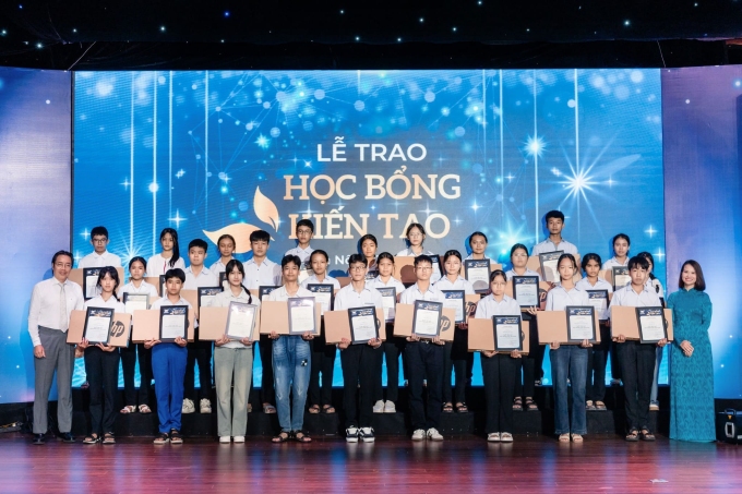 30 học sinh lớp 9, 10 có hoàn cảnh khó khăn và học giỏi  nhận Học bổng Kiến tạo 2025 của Vinschool. Ảnh: Vinschool