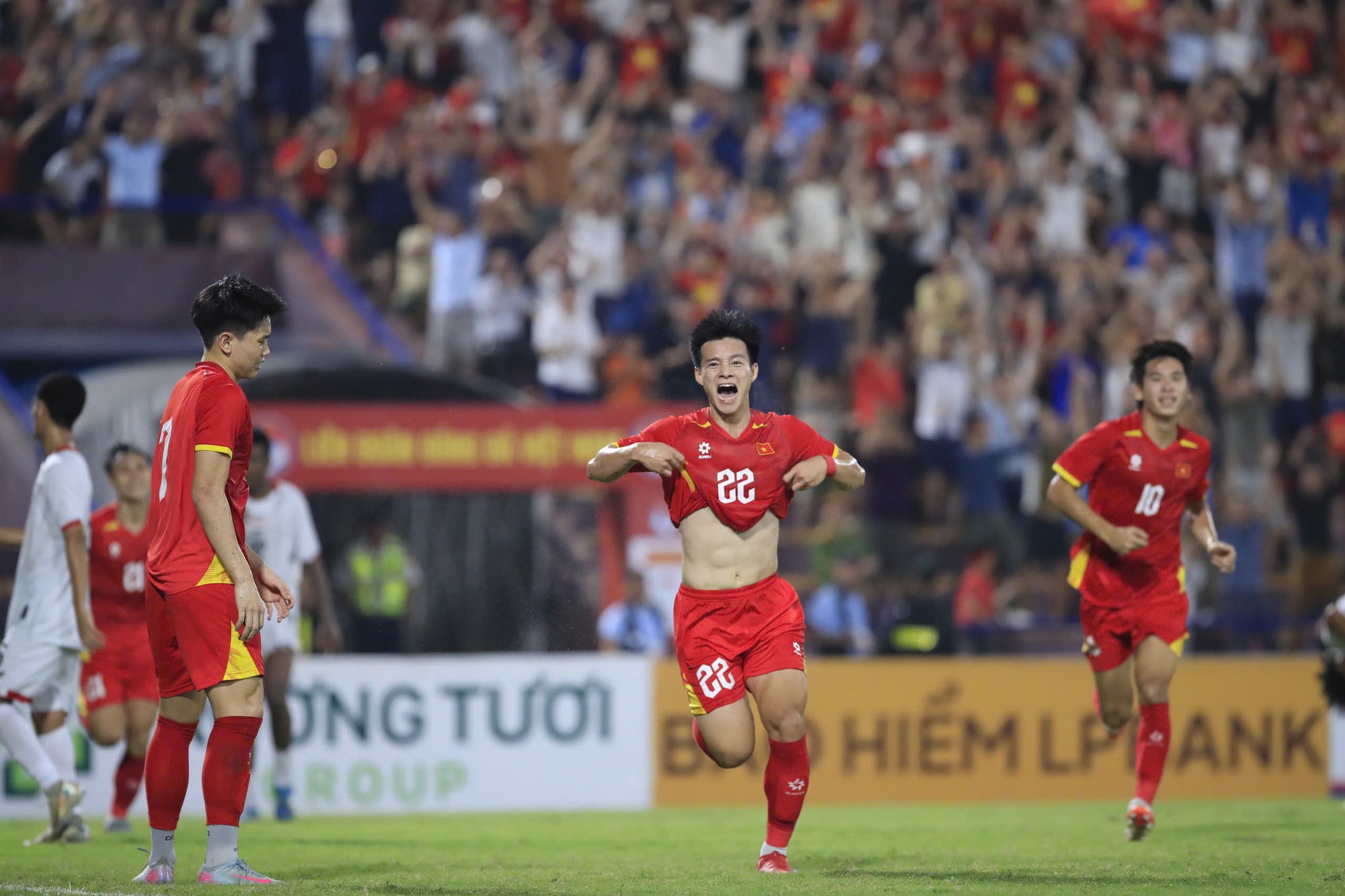 Hotboy U23 Việt Nam đời thường: Visual cực điển trai, đã lấy vợ và làm bố năm 22 tuổi- Ảnh 1.