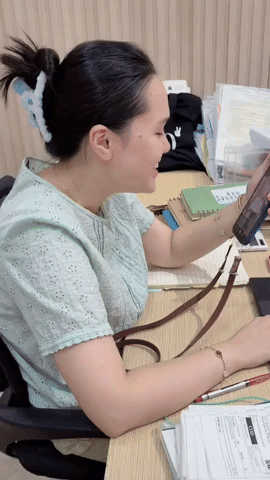 Vợ Duy Mạnh test tính năng iPhone 17 bằng… lưỡi, netizen vừa tò mò hào hứng làm theo- Ảnh 1.