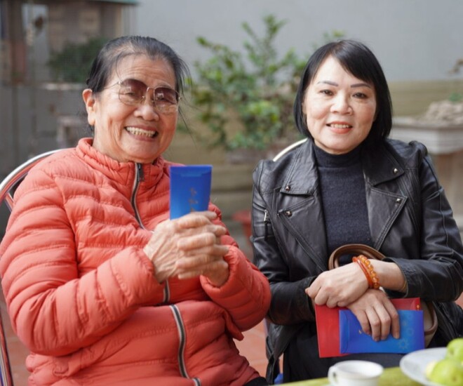 Vợ NSND Xuân Bắc khoe cảnh 2 bà thông gia thân thiết, mối quan hệ con dâu - mẹ chồng gần gũi như ruột thịt 1 Mẹ ruột (áo đỏ) và mẹ vợ (áo đen) của NSND Xuân Bắc trong cùng khung hình.