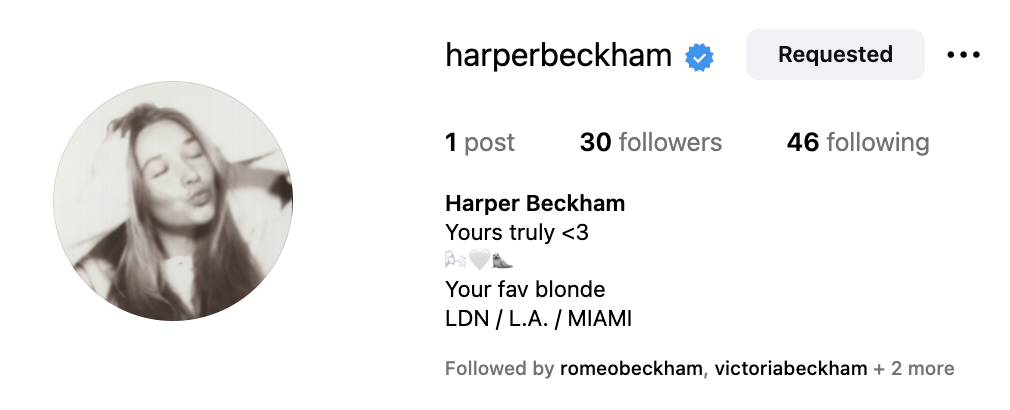 Vợ chồng Beckham cuối cùng cũng cho phép út cưng Harper lập tài khoản MXH, cả nhà đã follow chỉ anh cả thờ ơ- Ảnh 1.
