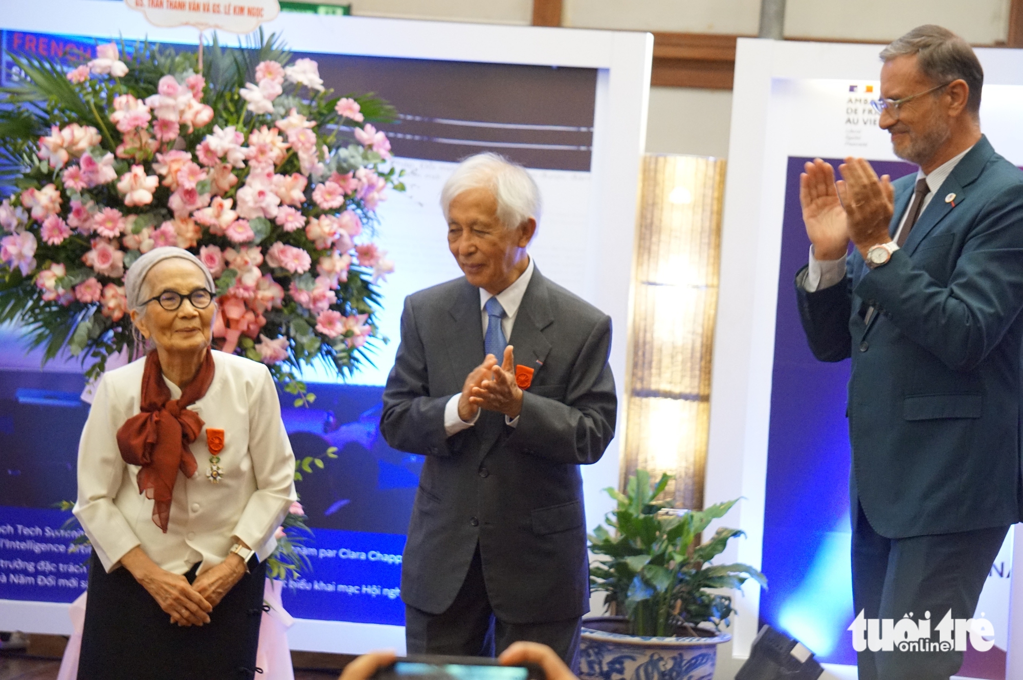 Vợ chồng GS Trần Thanh Vân, Lê Kim Ngọc nhận Bắc đẩu bội tinh: Chỉ lòng từ bi và tình yêu còn mãi - Ảnh 1.