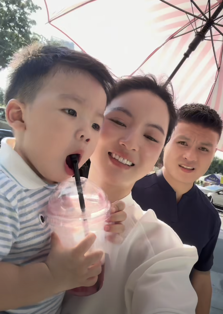 Vợ chồng Quang Hải - Chu Thanh Huyền dạo này- Ảnh 1. Vợ chồng Quang Hải - Chu Thanh Huyền dạo này- Ảnh 1.