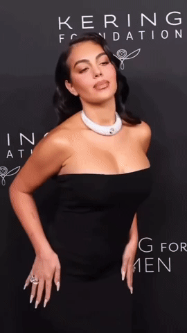 Vợ sắp cưới của Ronaldo khoe kim cương bất chấp bị dân tình chê phô trương- Ảnh 2. Vợ sắp cưới của Ronaldo khoe kim cương bất chấp bị dân tình chê phô trương- Ảnh 2.