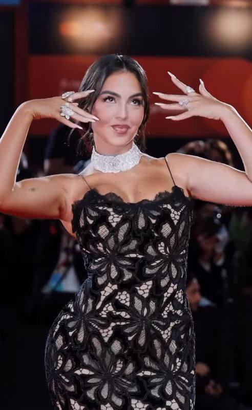 Vợ sắp cưới của Ronaldo khoe kim cương bất chấp bị dân tình chê phô trương- Ảnh 1. Vợ sắp cưới của Ronaldo khoe kim cương bất chấp bị dân tình chê phô trương- Ảnh 1.