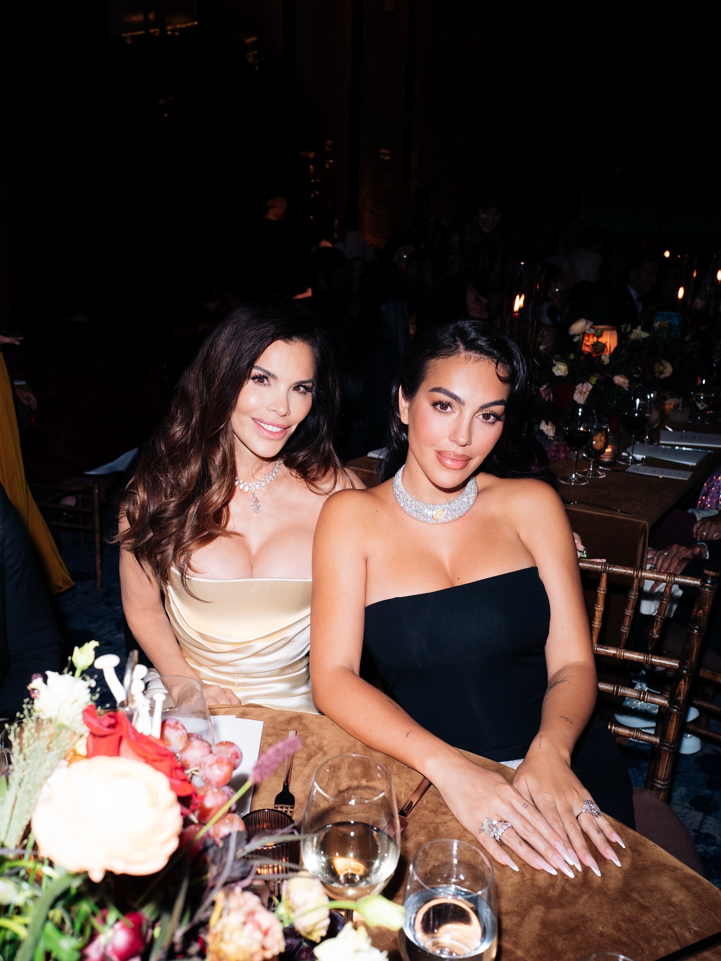 Vợ sắp cưới của Ronaldo phô trương nhẫn đính hôn kim cương triệu đô, so bì cùng vợ tỷ phú Jeff Bezos gây choáng- Ảnh 2.