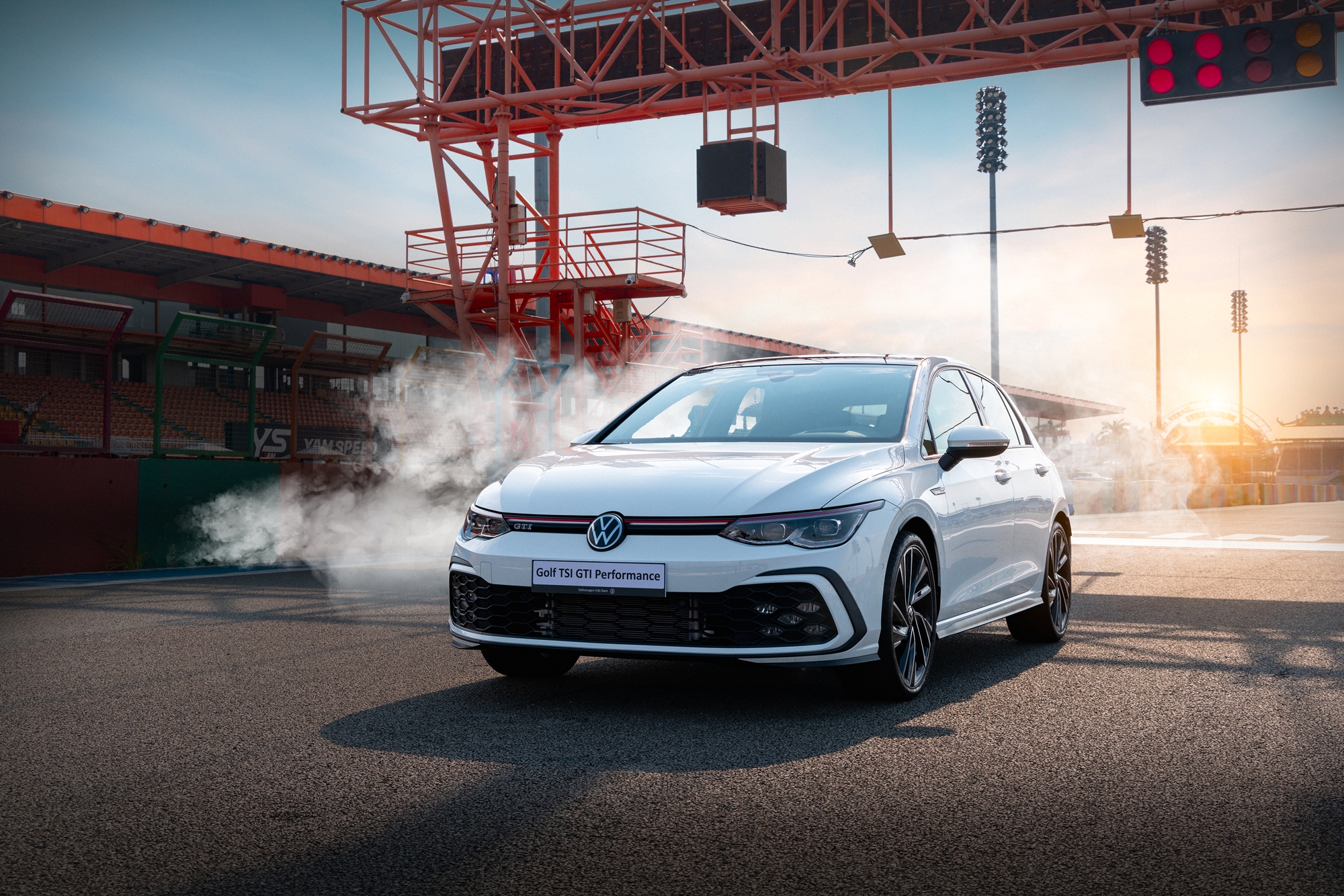 Volkswagen Golf ra mắt Việt Nam: Giá chỉ từ 768 triệu tương đương Honda Civic, mạnh tới 316 mã lực - Ảnh 17.