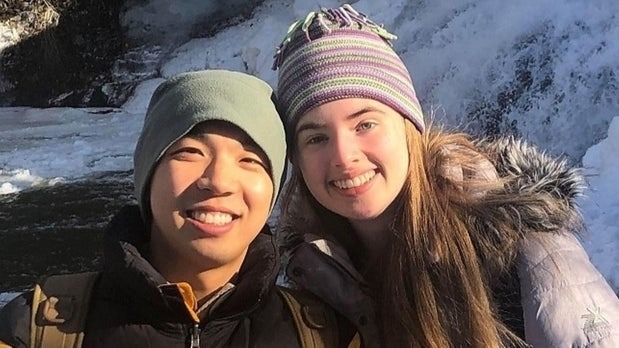 Kevin Jiang (trái) và Zion Perry chụp ảnh kỷ niệm sau màn cầu hôn trên núi. Ảnh: Facebook