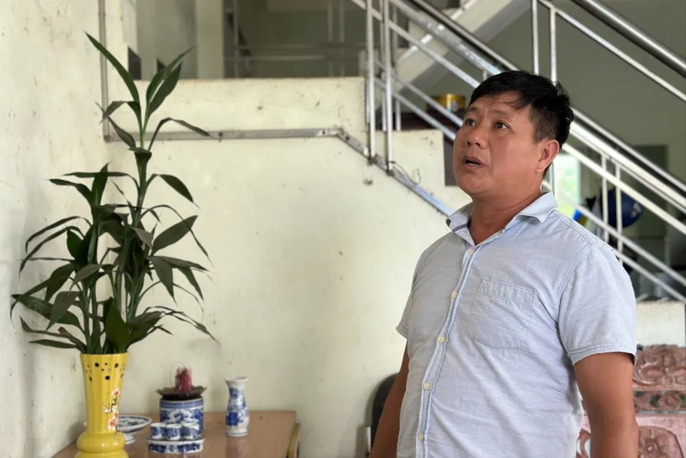 Ông Chính bất lực đòi lại căn nhà của mình đã cho UBND thị trấn Núi Thành thuê. Ảnh: TN