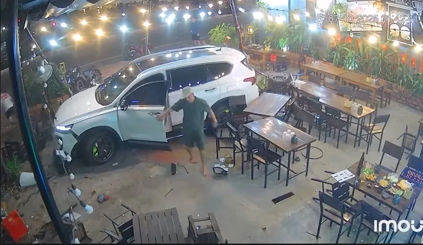 ô tô lao vào quán nhậu