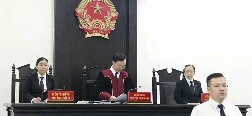 HĐXX sơ thẩm tuyên án vụ kiện giữa ngân hàng và vợ chồng ông THS. Ảnh: TP vay-tien-mua-biet-thu.png