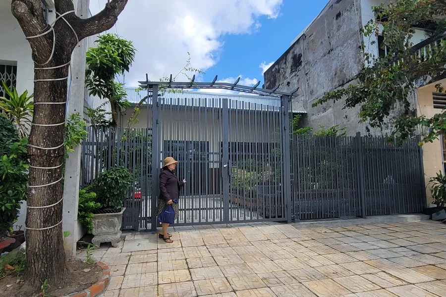 Bà Lan Anh phản ánh về việc đất mình có chủ quyền bị người khác xây nhà chiếm mất... Ảnh: TRẦN VŨ xây nhà trên đất người khác ở Cà Mau 1.jpg