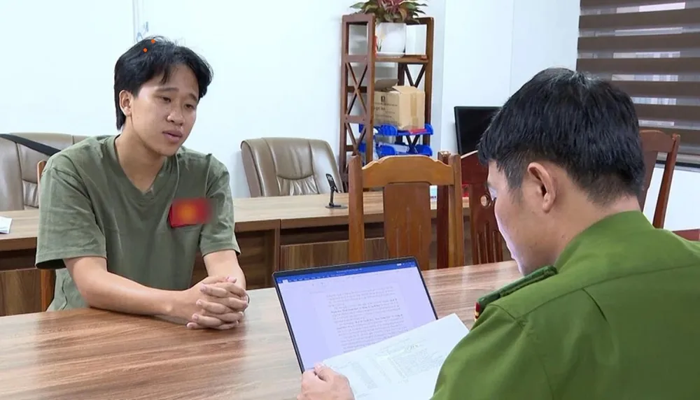 Đào Quang Hà, thành viên của đoàn xe cứu trợ thiện nguyện tỉnh Đắk Lắk, thừa nhận hành vi chiếm đoạt tiền kêu gọi từ thiện. Vụ xe đoàn cứu trợ và chạm ô tô con - Tạm giữ một thành viên đoàn thiện nguyện Đắk Lắk.jpg