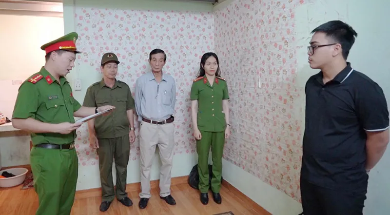 Công an tỉnh Thanh Hóa ra quyết định tạm giữ hình sự đối với đối tượng Nguyễn Văn Khánh (áo đen).. Xe ô tô Vụ xe đoàn cứu trợ và chạm ô tô con - Tạm giữ một thành viên đoàn thiện nguyện Đắk Lắk.jpg