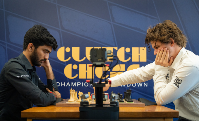 Gukesh Dommaraju trong ván đấu với Carlsen ở siêu giải Clutch Chess: Champions Showdown tại CLB cờ vua St Louis, bang Missouri, Mỹ, ngày 27/10/2025. Ảnh: SLCC