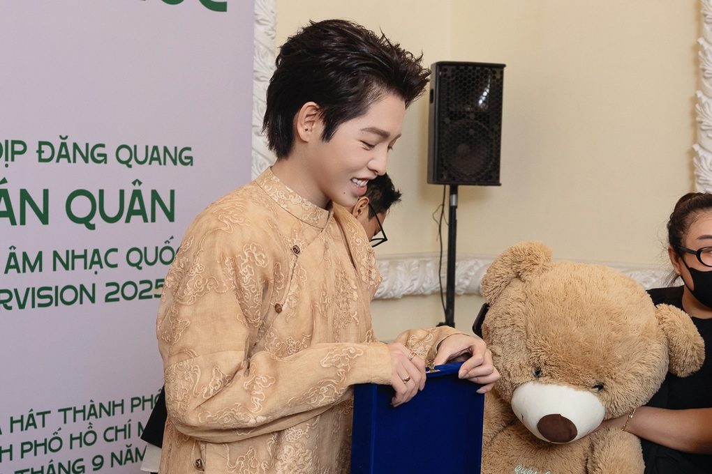 Vừa về Việt Nam, Đức Phúc ủng hộ 1 tỷ đồng giúp đồng bào vùng bão lũ - 1