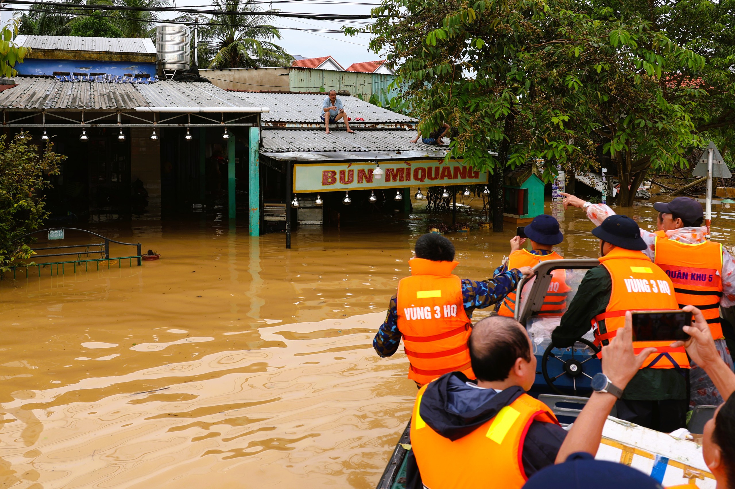 Vùng 3 Hải quân tích cực cứu trợ miền trung sau lũ lụt tại Đà Nẵng và Thừa Thiên - Huế - Ảnh 1.