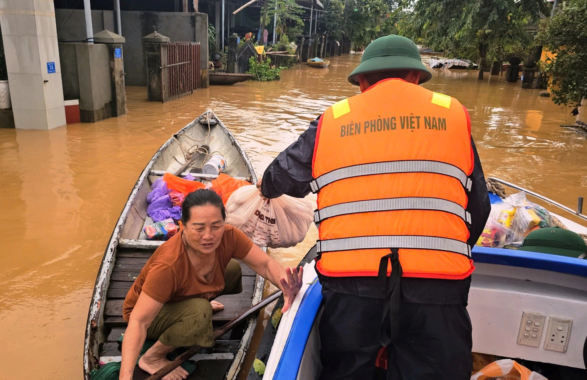 Vùng trũng Đà Nẵng ngập sâu, chiến sĩ biên phòng vào tâm lũ tiếp sức người dân - Ảnh 3.