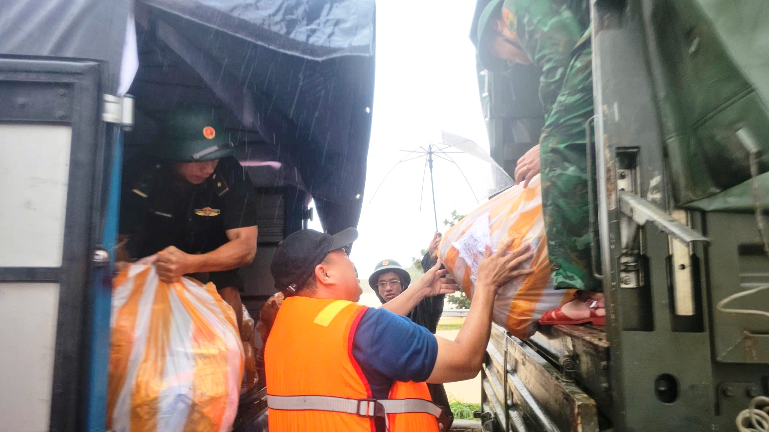 Vùng trũng Đà Nẵng ngập sâu, chiến sĩ biên phòng vào tâm lũ tiếp sức người dân - Ảnh 1.