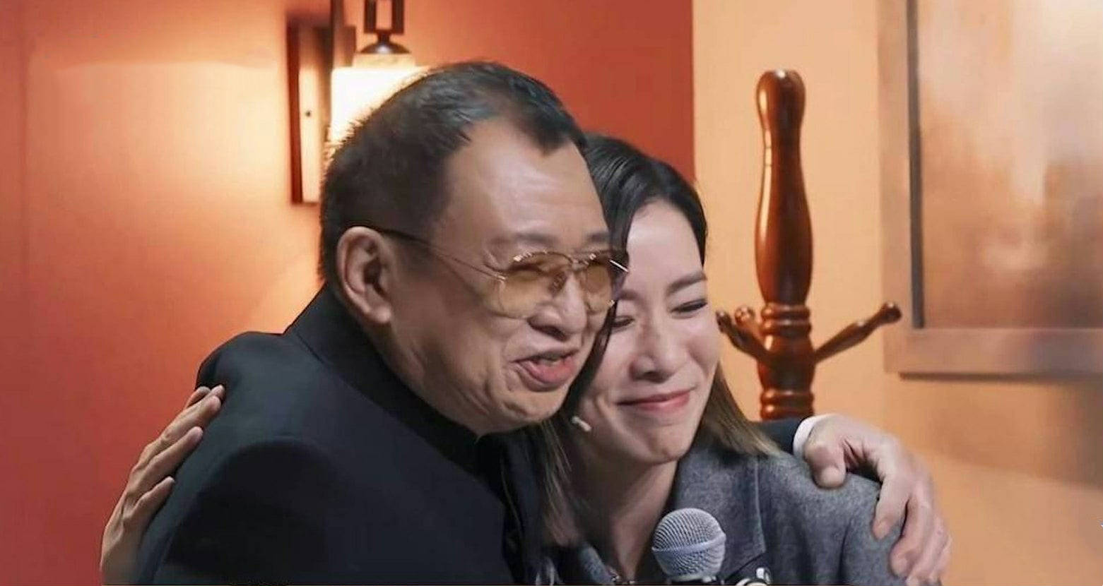 Xa Thi Mạn và loạt nghệ sĩ Hồng Kông bùi ngùi tưởng nhớ Hứa Thiệu Hùng 1 Xa Thi Mạn và loạt nghệ sĩ Hồng Kông bùi ngùi tưởng nhớ Hứa Thiệu Hùng - Ảnh 1.