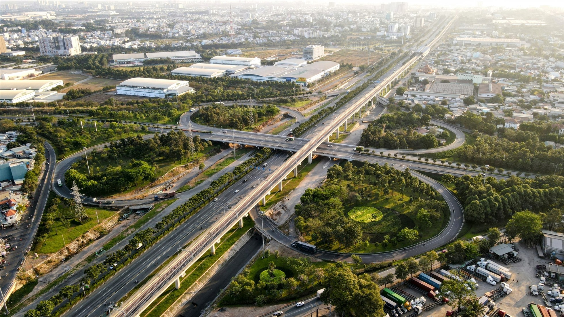 Xa lộ Hà Nội mở rộng lên 16 làn xe, khu Đông vào giai đoạn tăng tốc  - Ảnh 1.