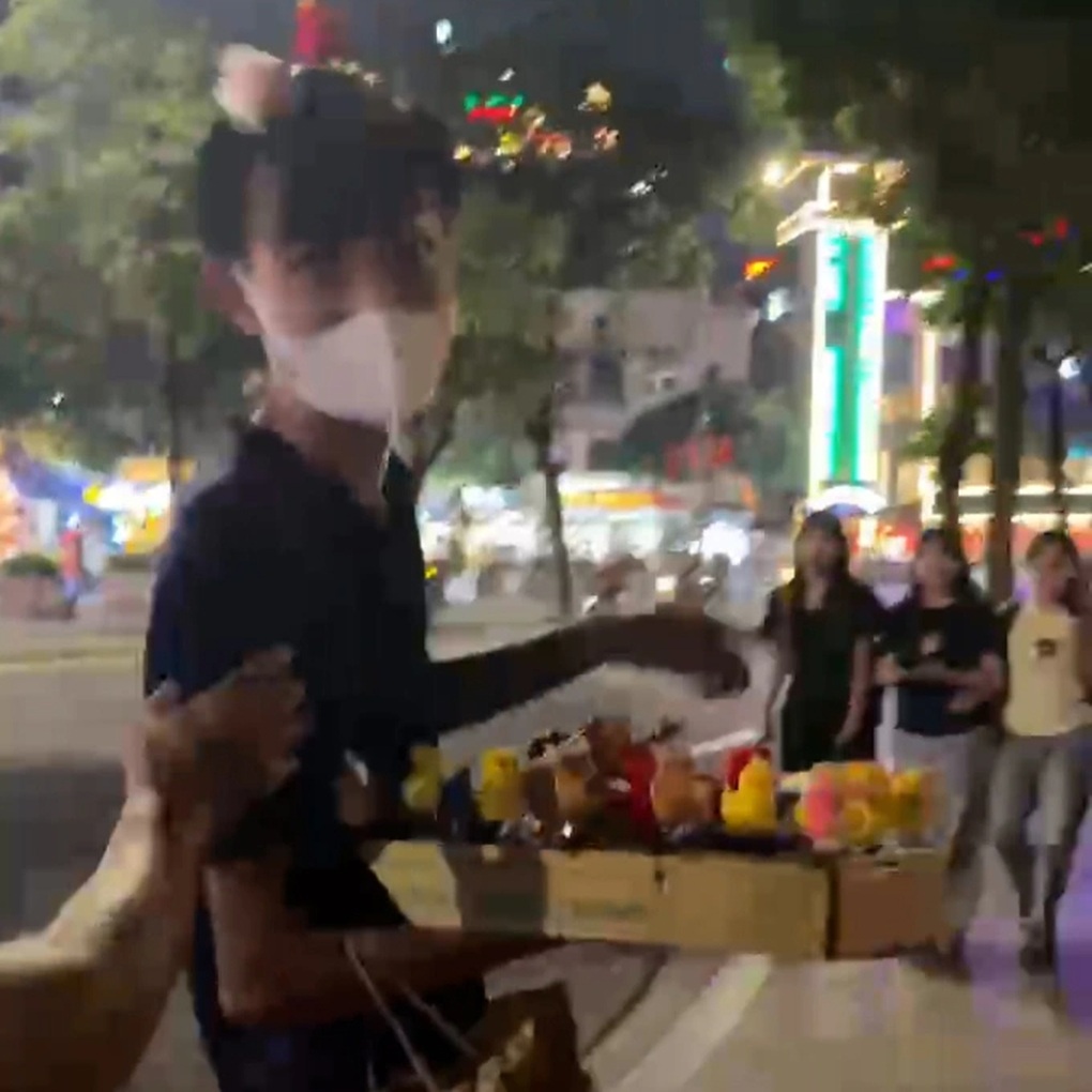 Xác minh vụ người bán hàng rong ở Hà Nội có hành vi quấy rối du khách nữ - 1