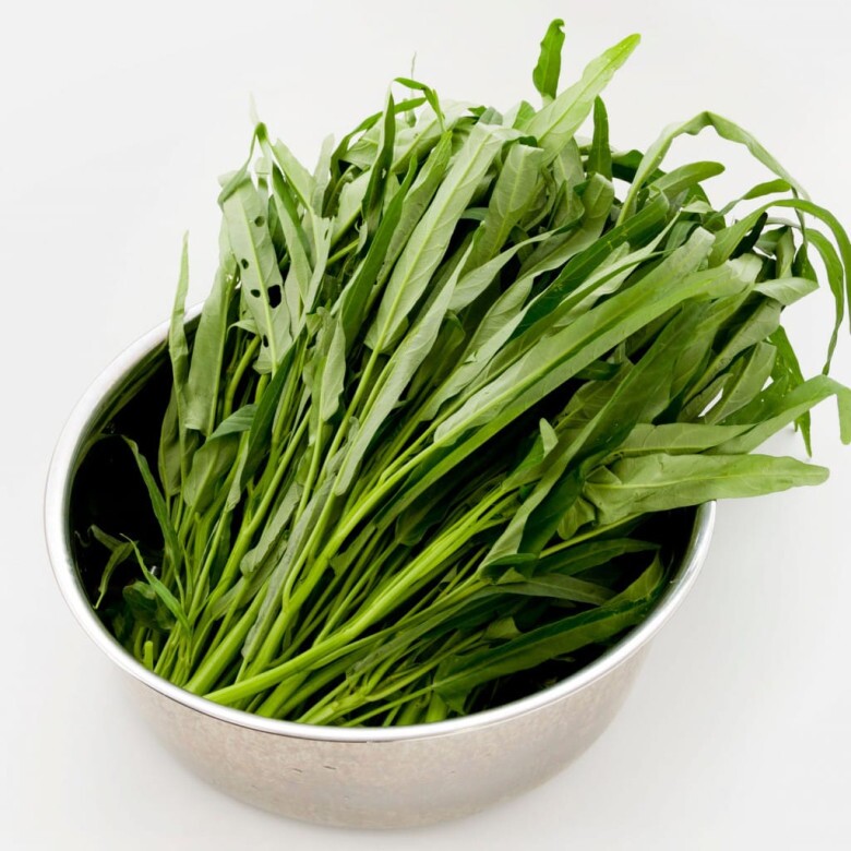 Xào rau muống đừng cho ngay vào chảo, thêm 2 bước này rau xanh mướt chẳng thâm đen lại giòn ngon như ngoài hàng - 2