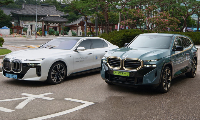 BMW i7 xDrive50 (trái) và XM tại Hàn Quốc.