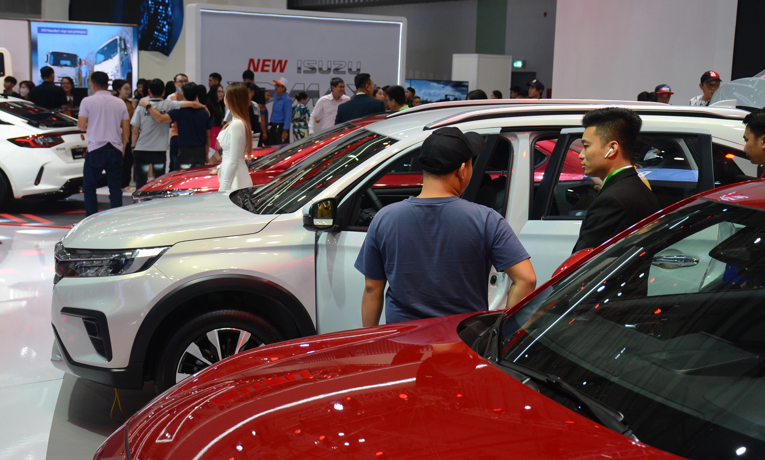 Xe MPV dưới 700 triệu tại Việt Nam ồ ạt giảm giá bán - Ảnh 1.