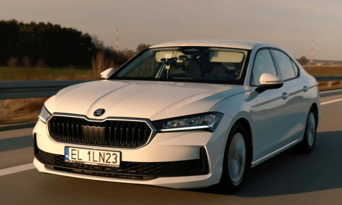 Mẫu Superb đạt kỷ lục 2.831 km với một bình dầu đổ đầy. Ảnh: Skoda