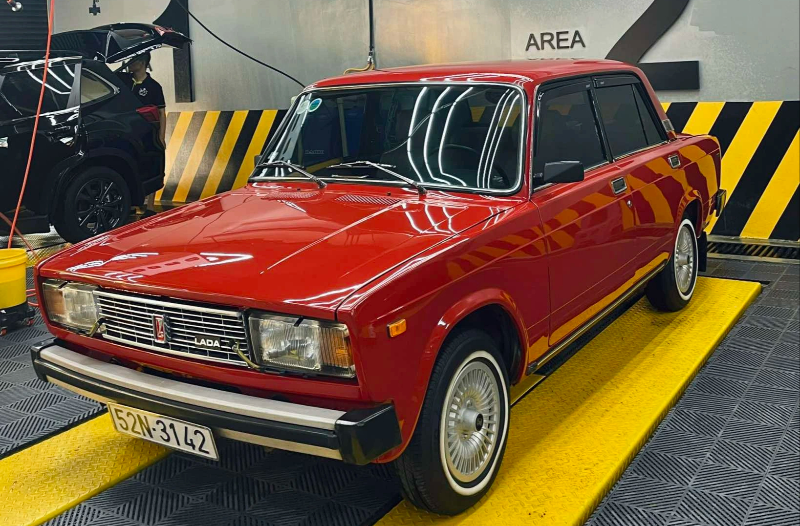 'Hàng hiếm' Lada 2105 từ thời Liên Xô được chủ gìn giữ hơn 35 năm - Ảnh 1.